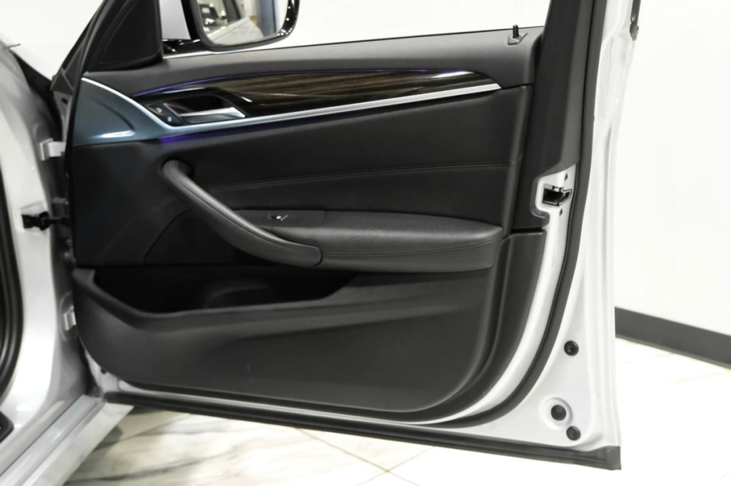2017 BMW 5 Series Image 42