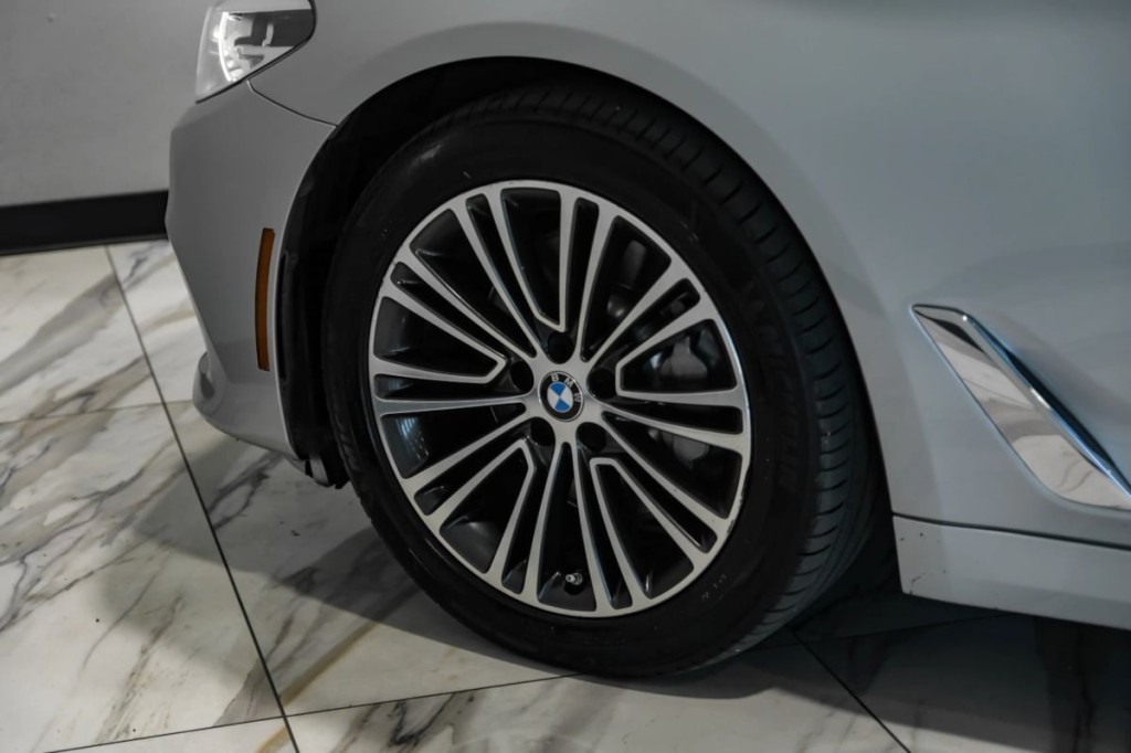 2017 BMW 5 Series Image 54