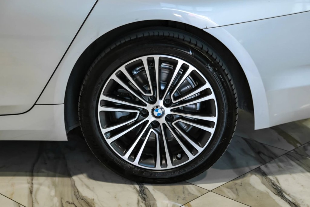 2017 BMW 5 Series Image 55