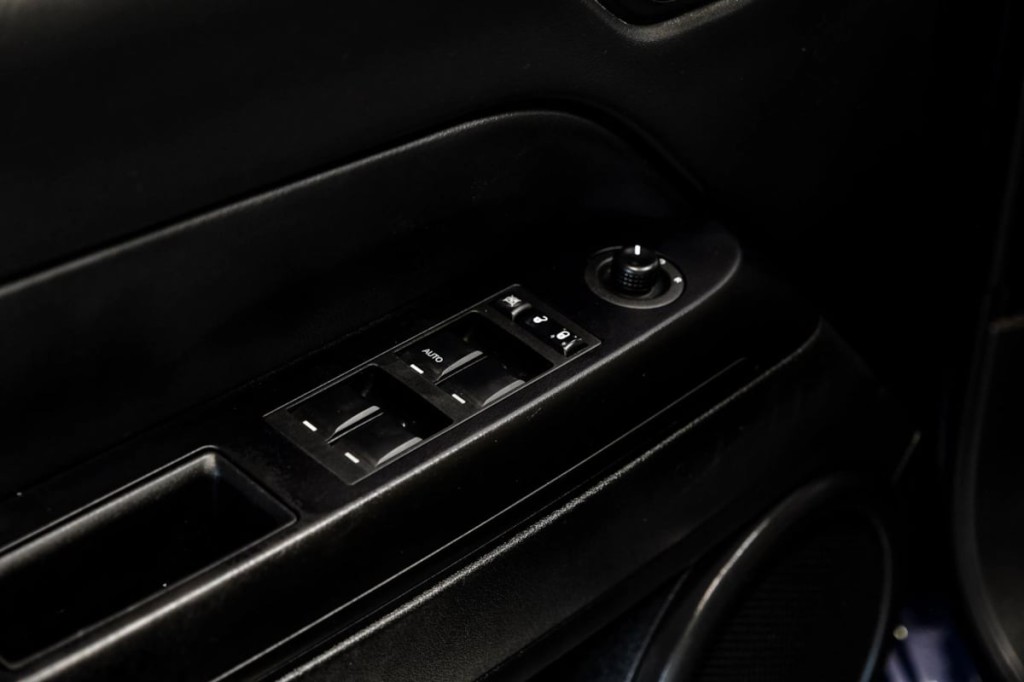 2016 Jeep Patriot Image 38