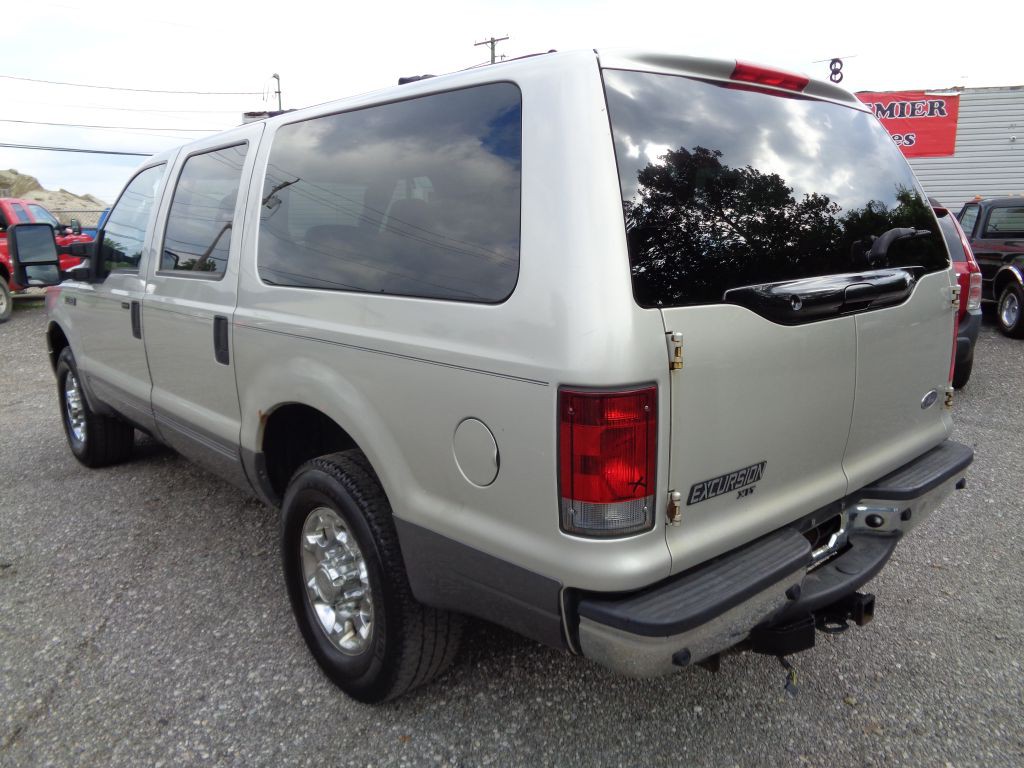 2005 Ford Excursion Image 3