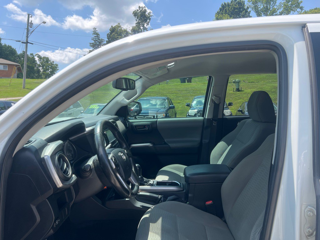2016 Toyota Tacoma Image 9