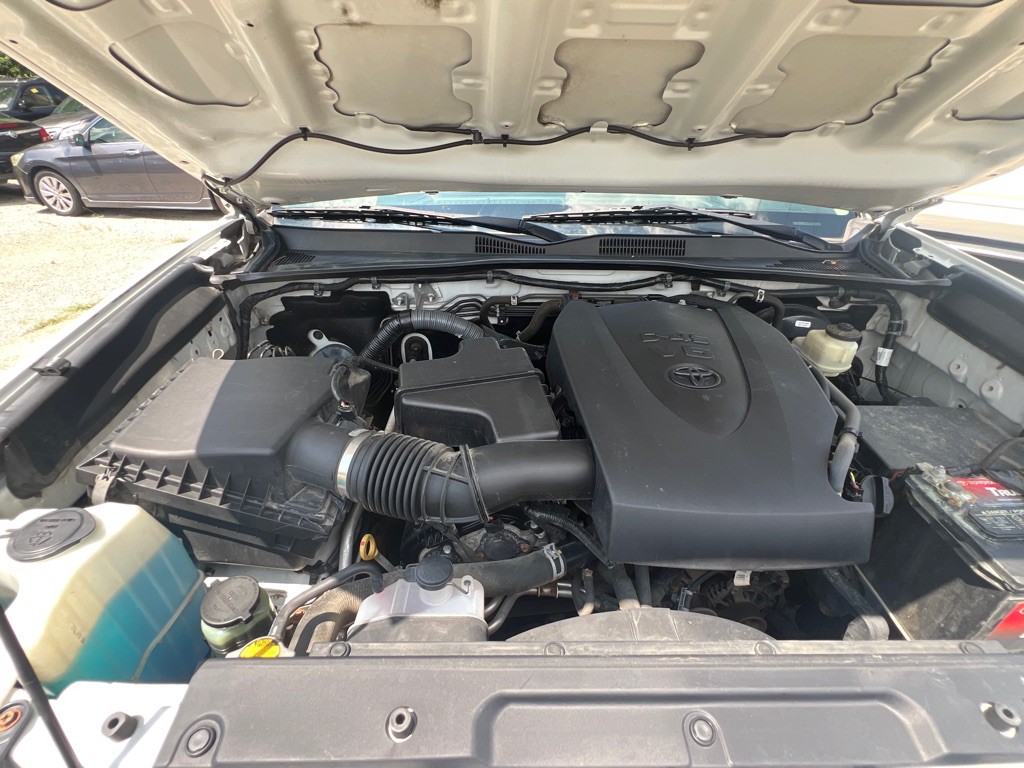 2016 Toyota Tacoma Image 16