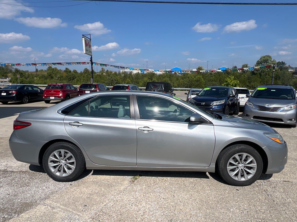 2017 Toyota Camry Image 4