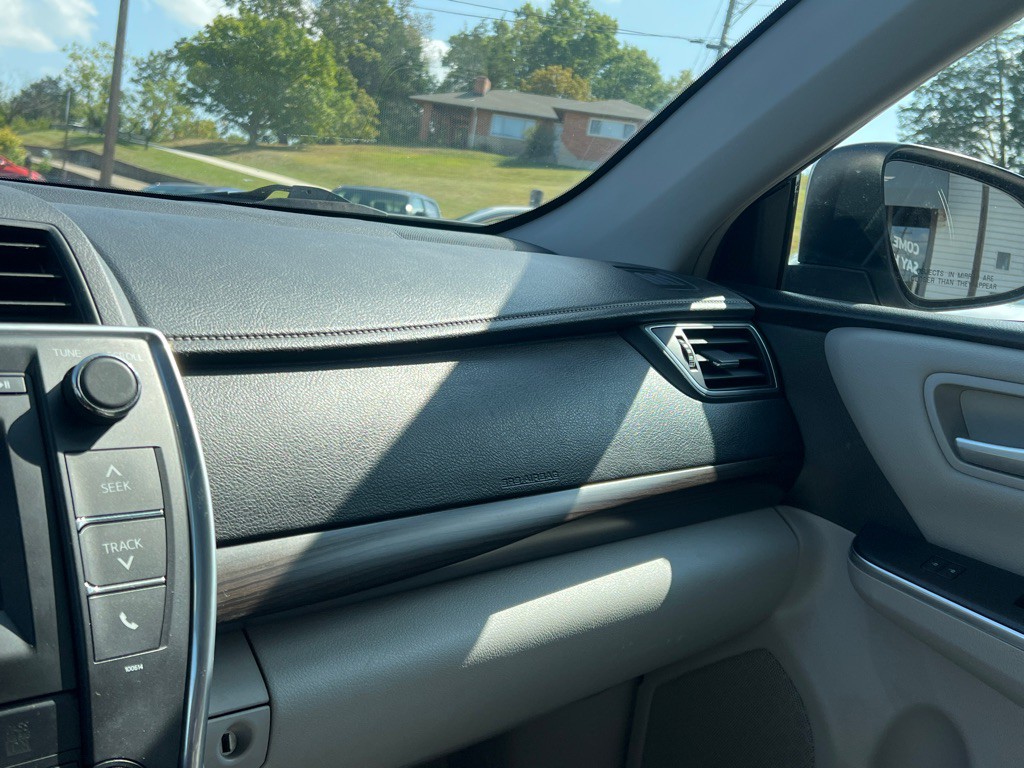 2017 Toyota Camry Image 11