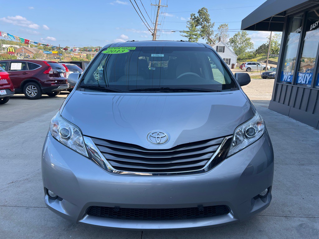 2013 Toyota Sienna Image 2