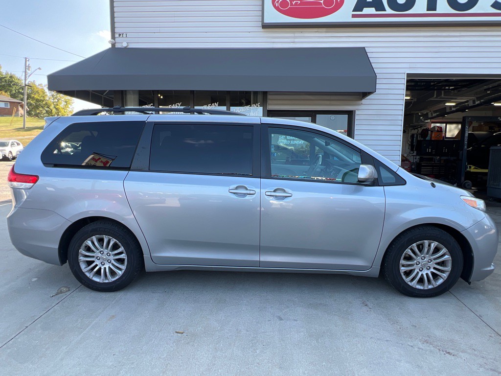 2013 Toyota Sienna Image 4