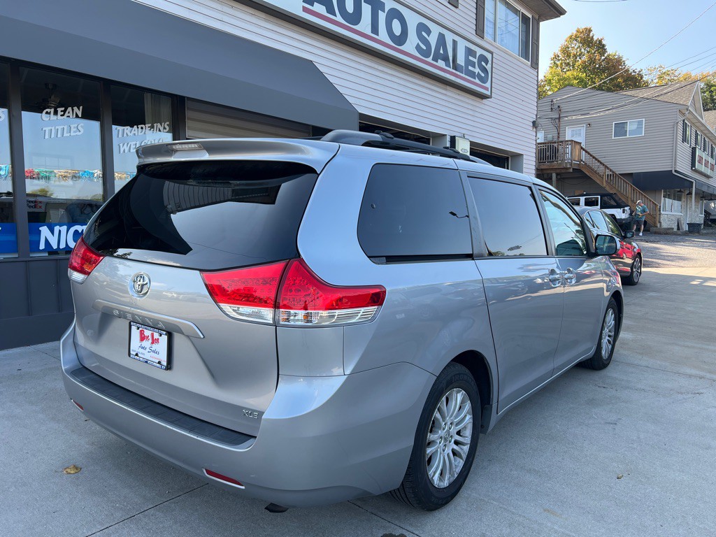 2013 Toyota Sienna Image 5