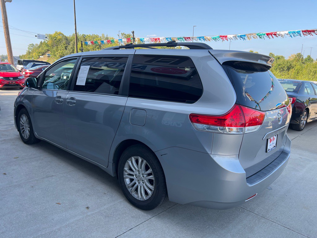 2013 Toyota Sienna Image 7