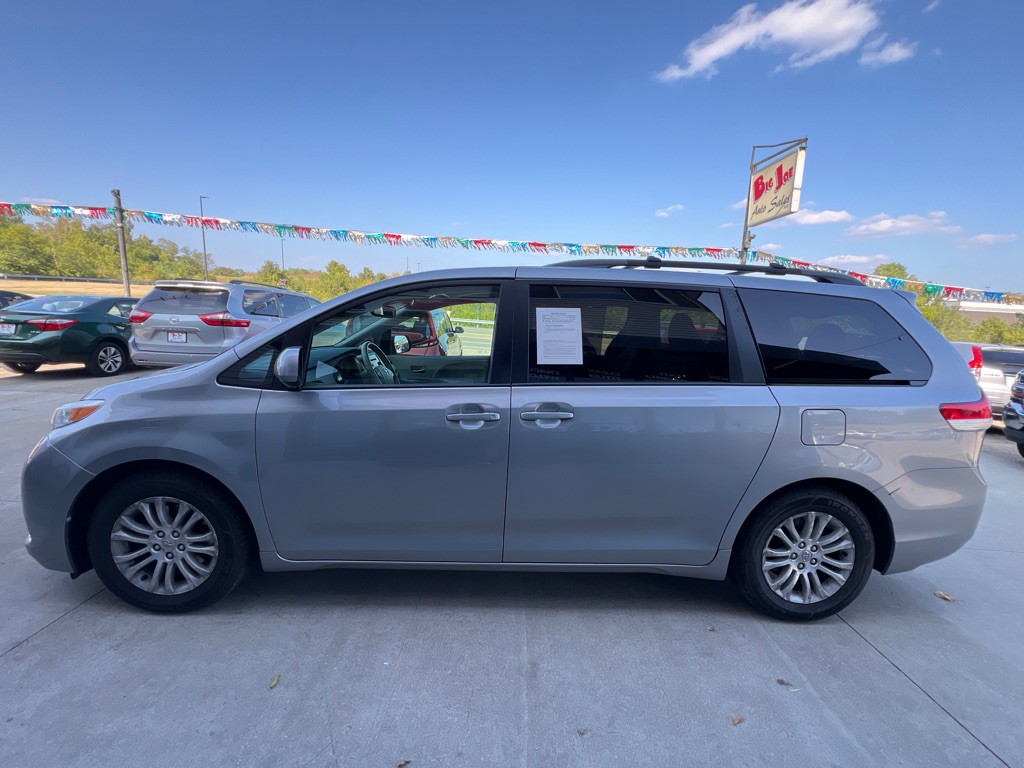 2013 Toyota Sienna Image 8