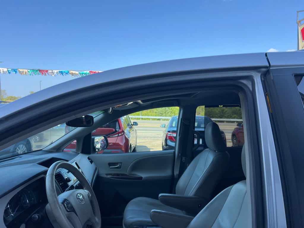 2013 Toyota Sienna Image 9