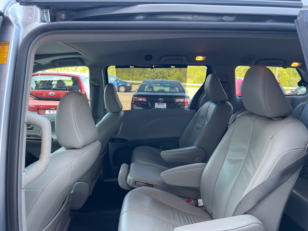 2013 Toyota Sienna Image 10