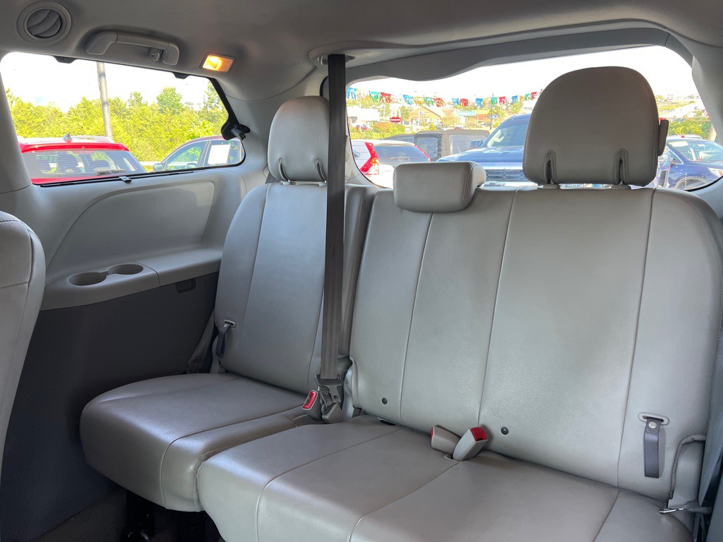 2013 Toyota Sienna Image 11