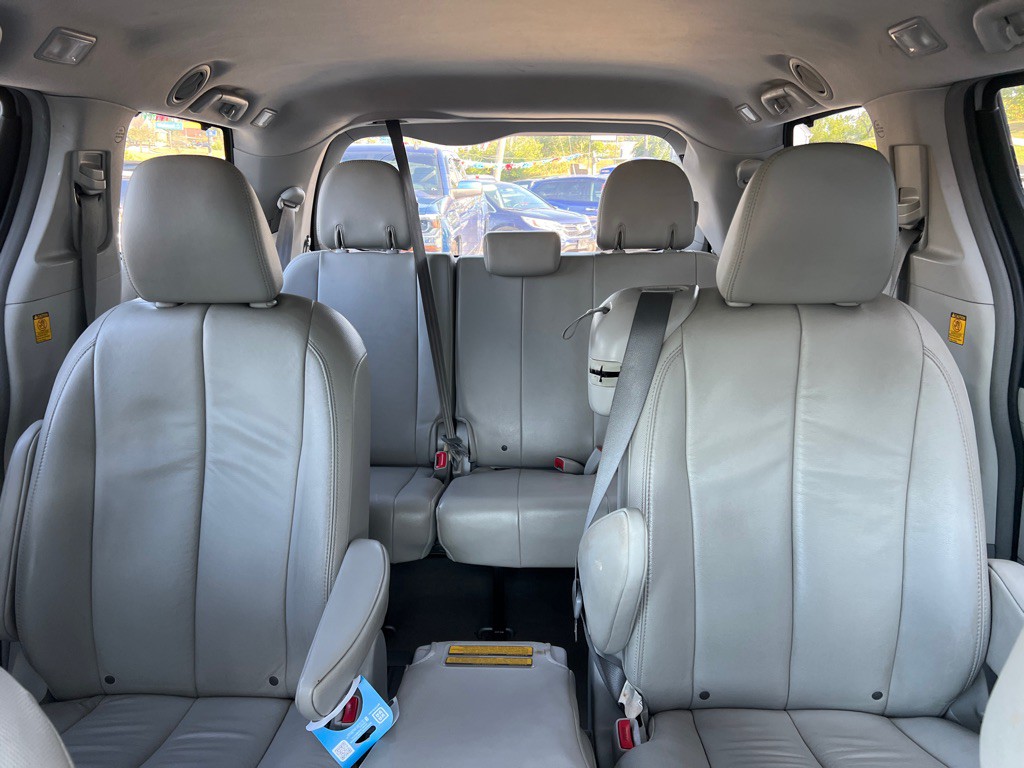 2013 Toyota Sienna Image 19