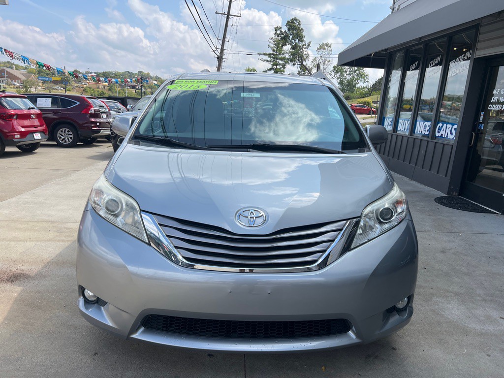 2015 Toyota Sienna Image 2
