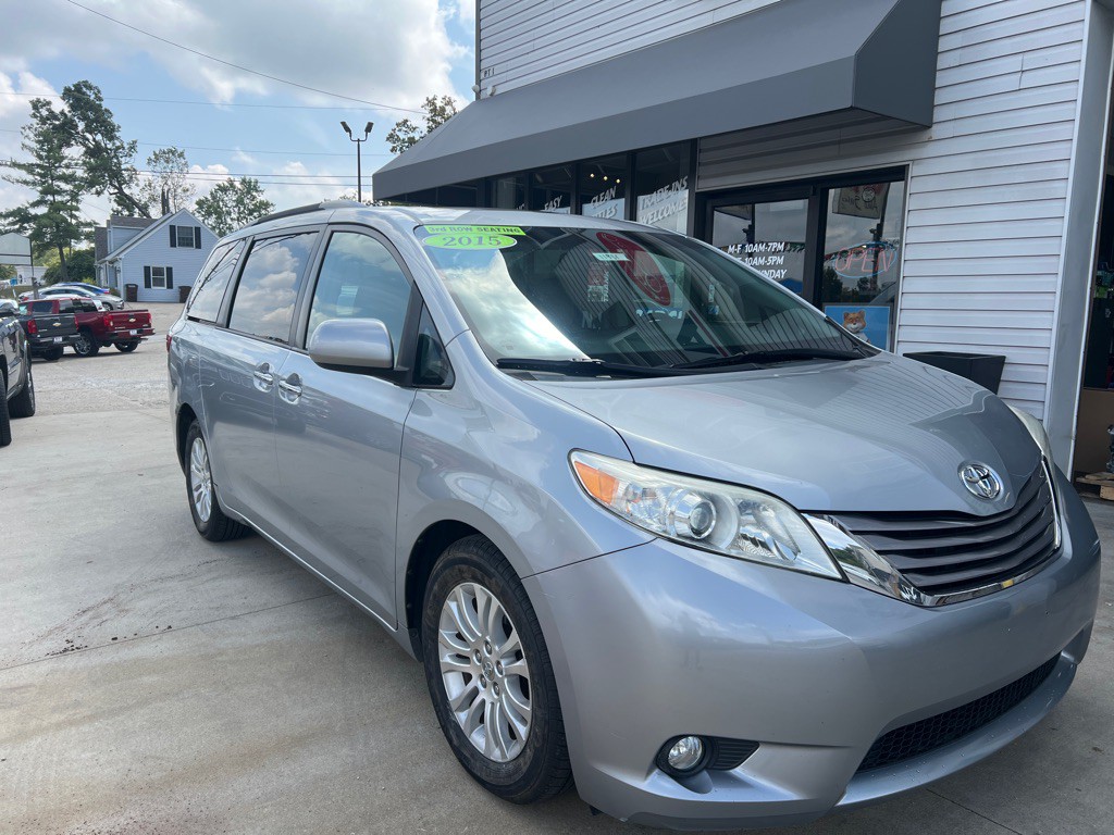 2015 Toyota Sienna Image 3