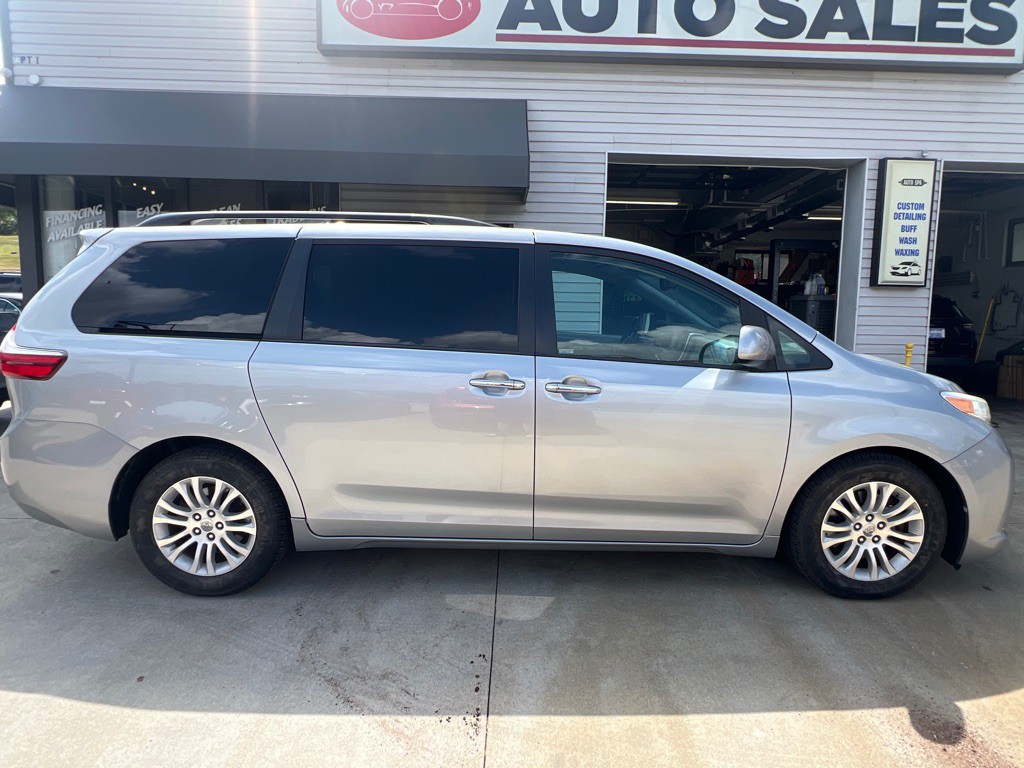2015 Toyota Sienna Image 4