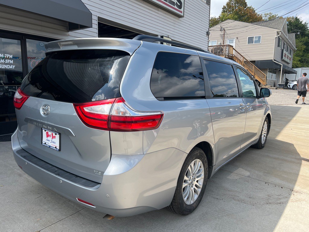 2015 Toyota Sienna Image 5