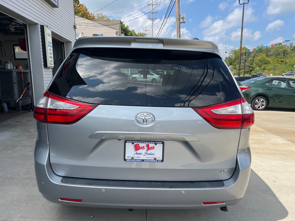 2015 Toyota Sienna Image 6