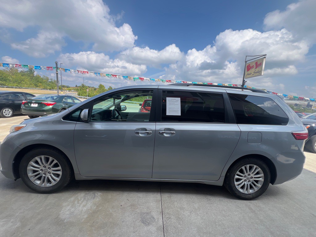2015 Toyota Sienna Image 8