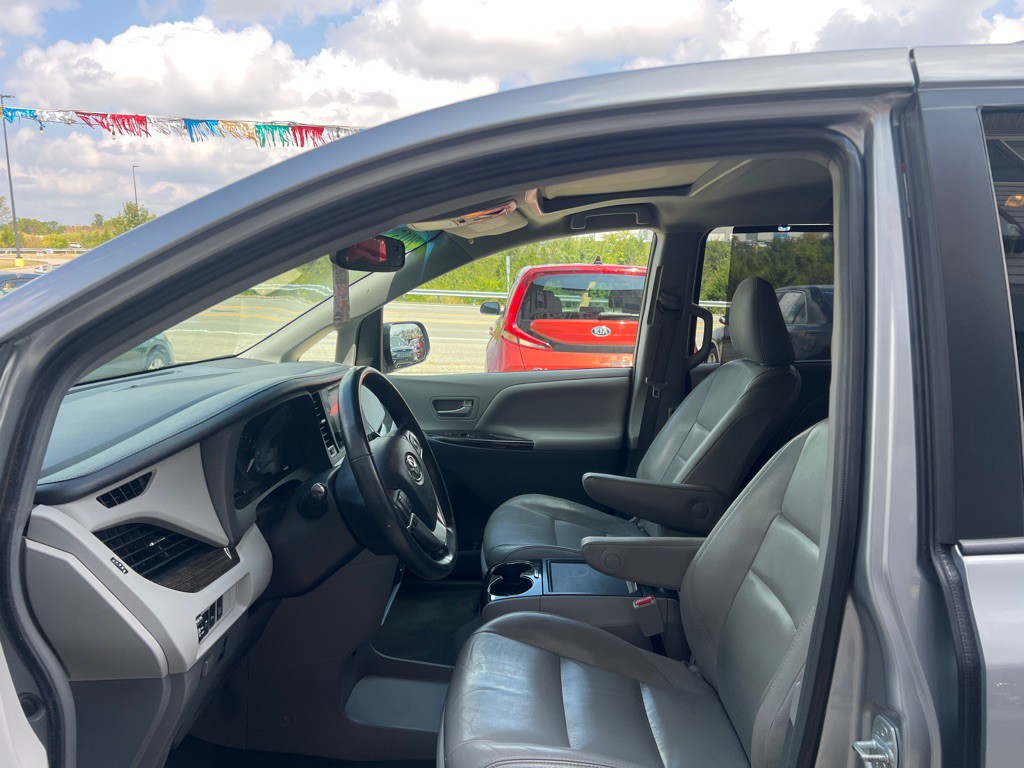 2015 Toyota Sienna Image 9