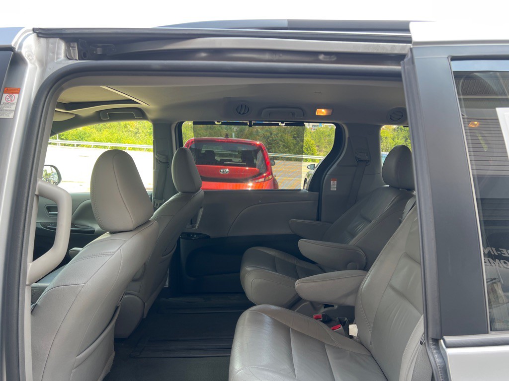 2015 Toyota Sienna Image 10