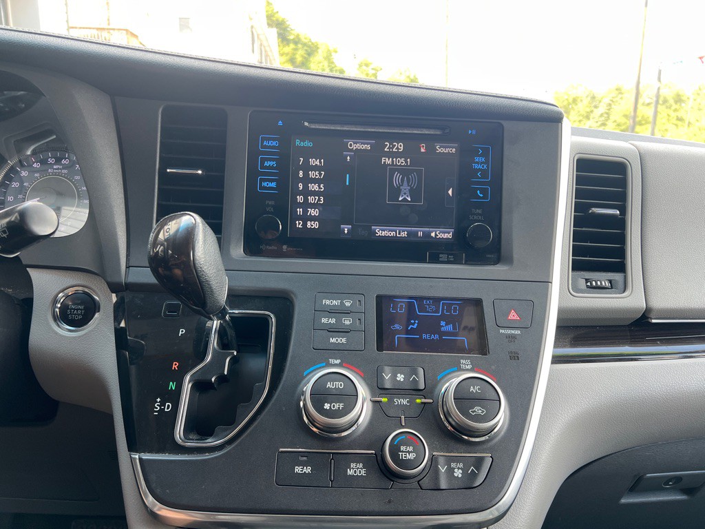 2015 Toyota Sienna Image 14