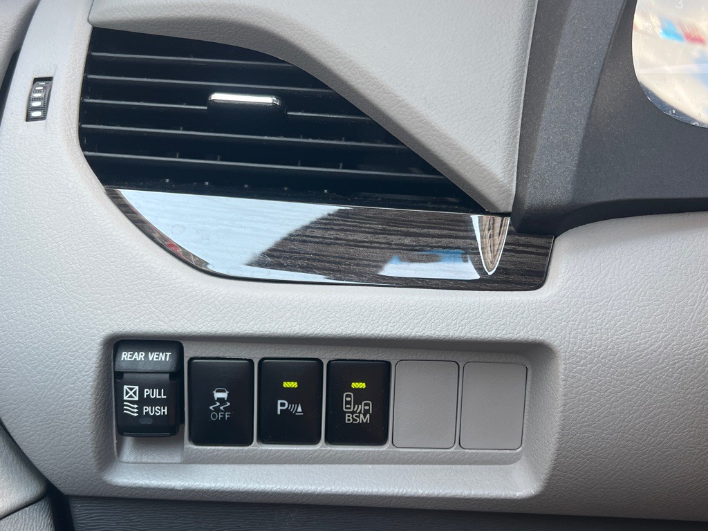 2015 Toyota Sienna Image 17