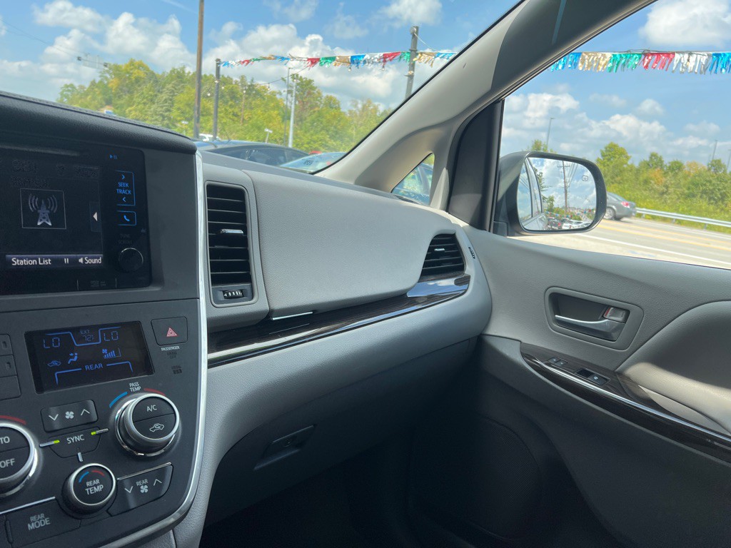 2015 Toyota Sienna Image 19