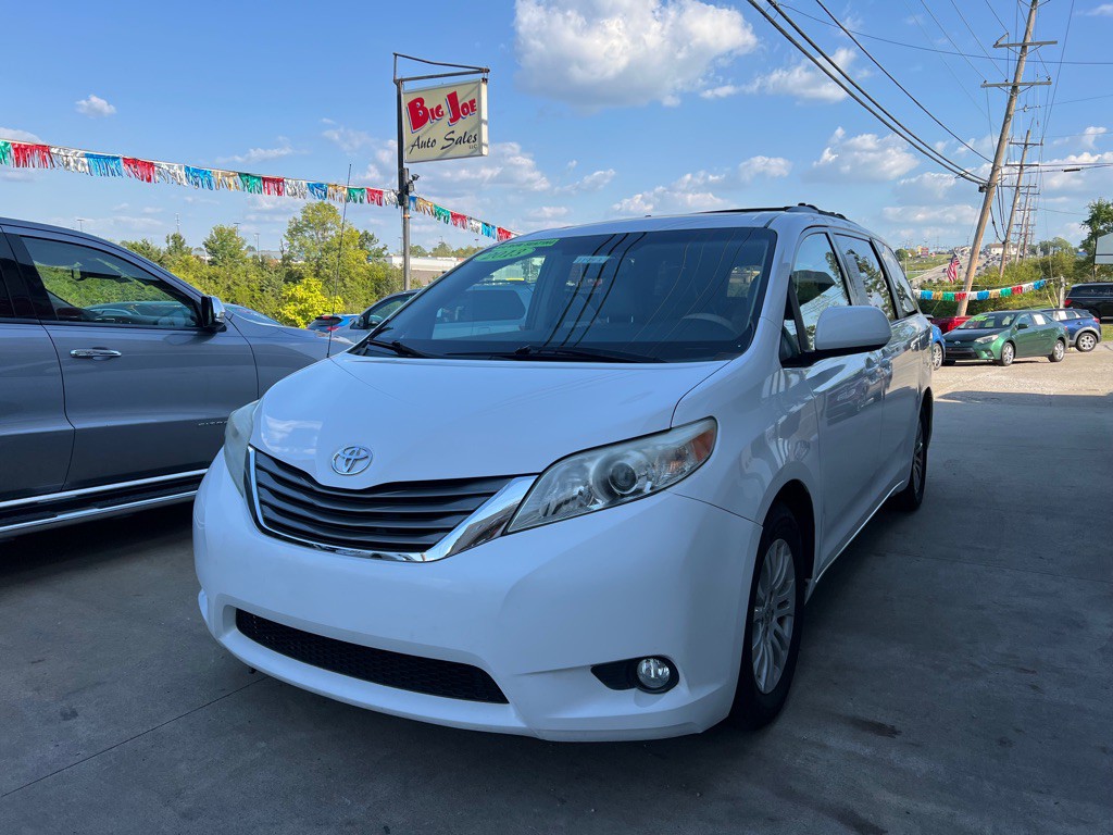 2013 Toyota Sienna Image 1