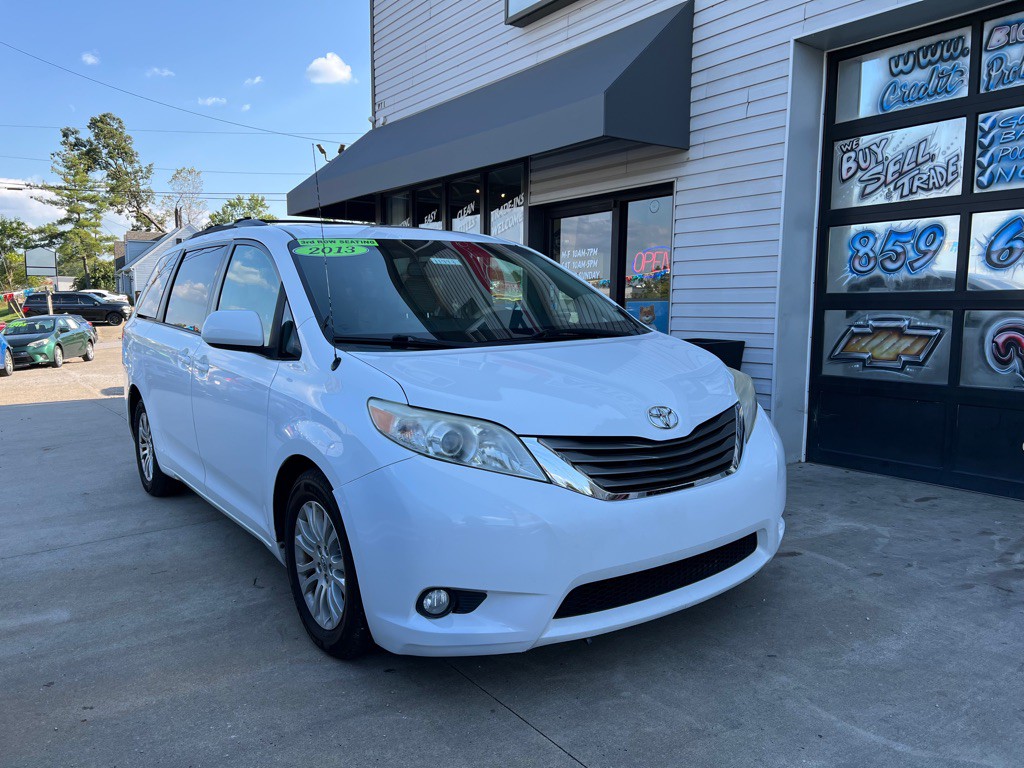 2013 Toyota Sienna Image 2