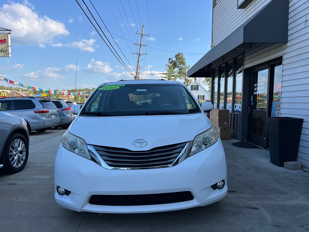 2013 Toyota Sienna Image 3