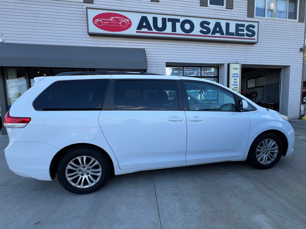 2013 Toyota Sienna Image 4