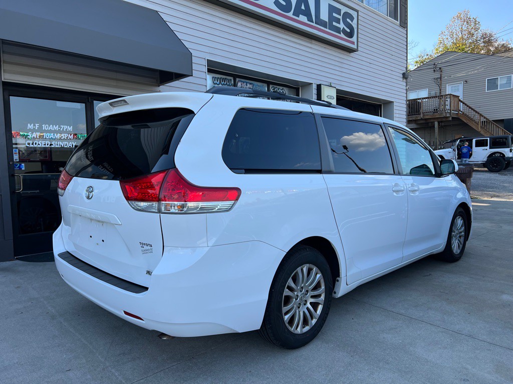 2013 Toyota Sienna Image 5