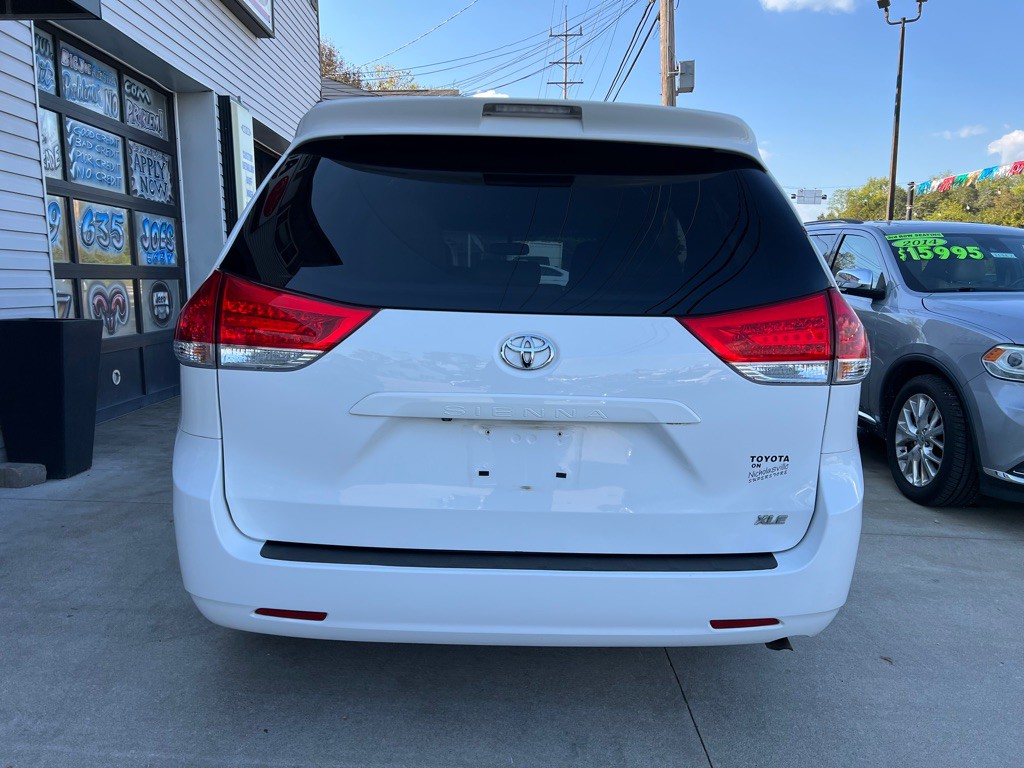 2013 Toyota Sienna Image 6