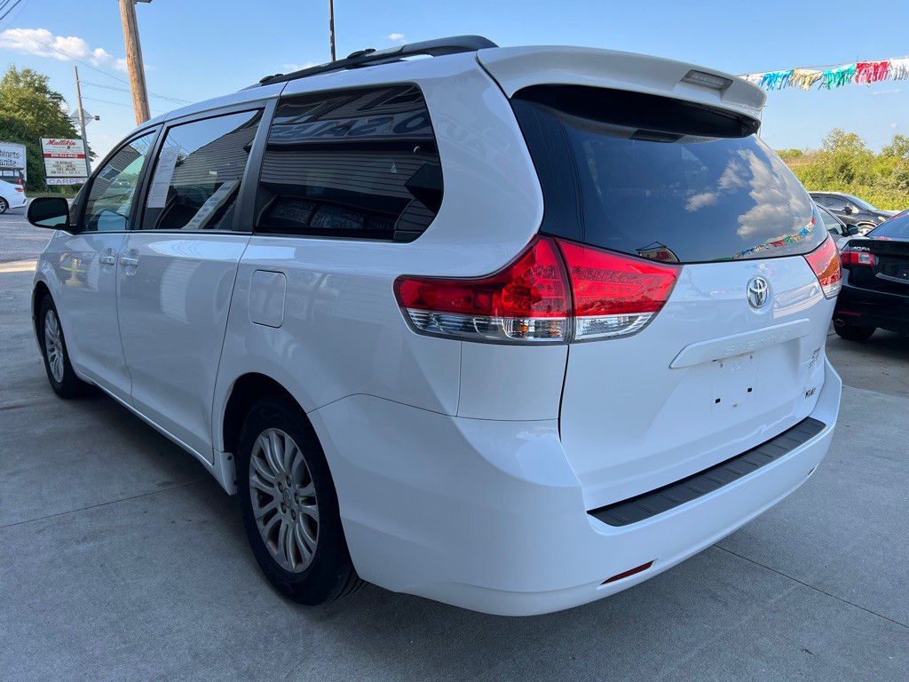 2013 Toyota Sienna Image 7