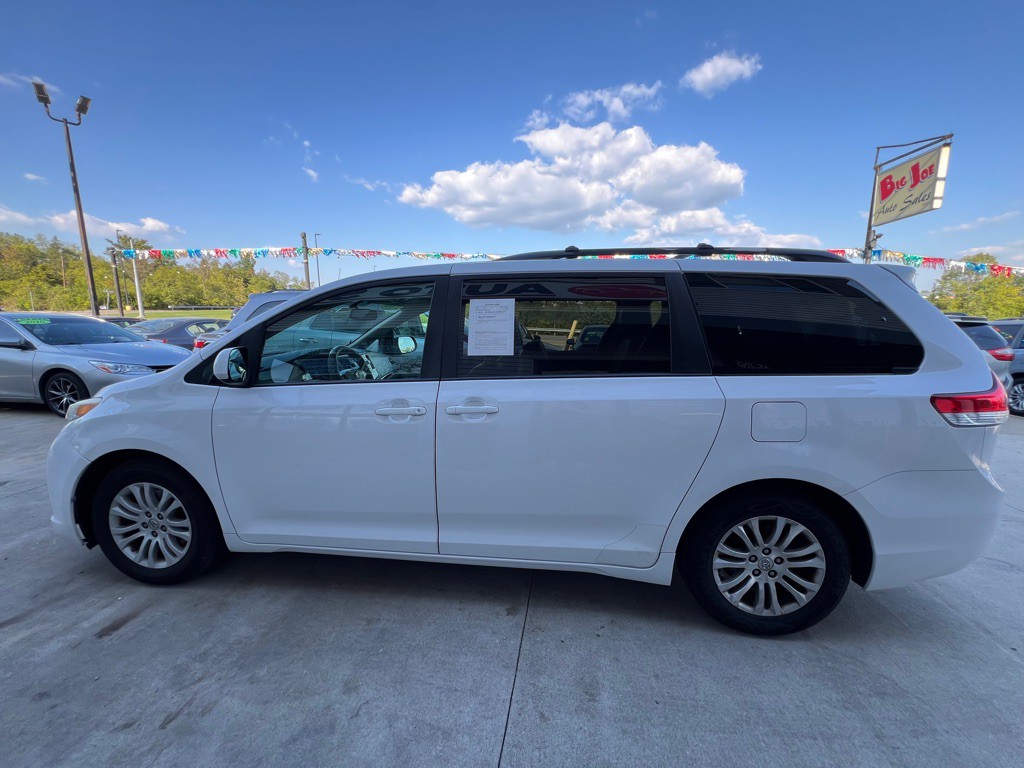 2013 Toyota Sienna Image 8