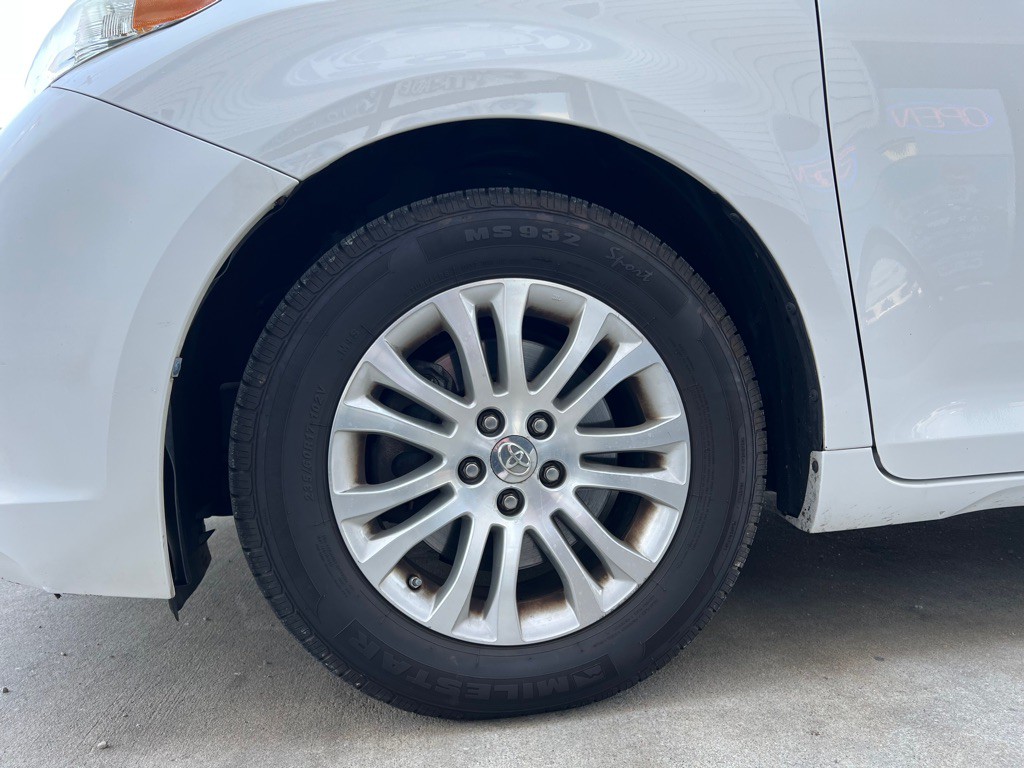 2013 Toyota Sienna Image 9