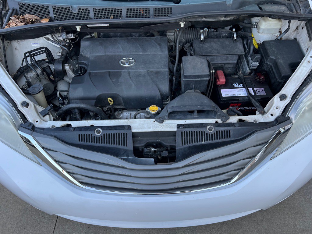 2013 Toyota Sienna Image 11