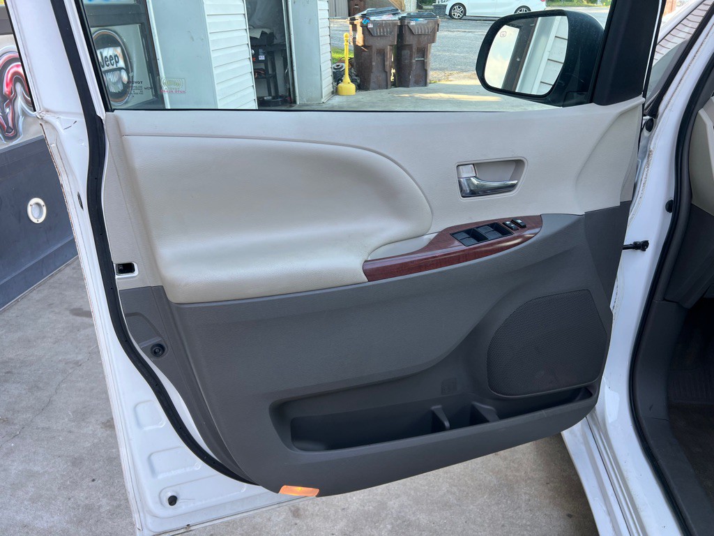 2013 Toyota Sienna Image 12