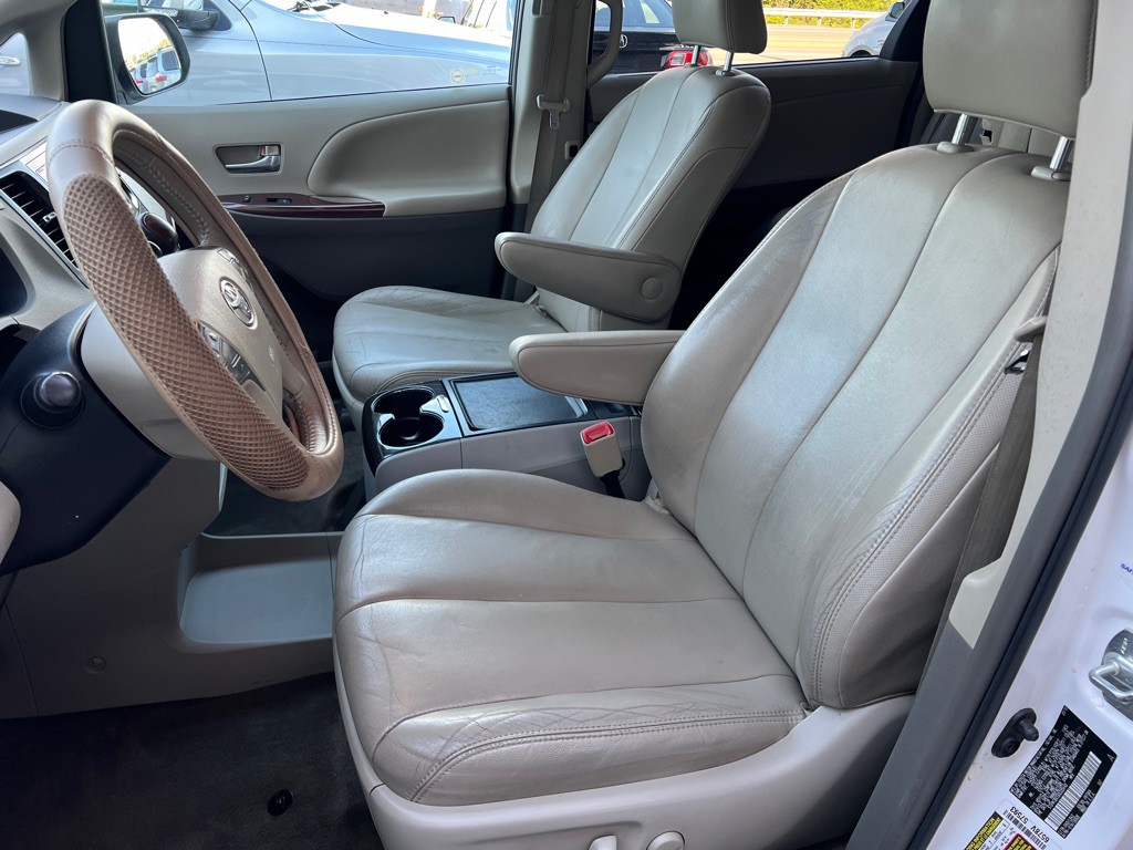2013 Toyota Sienna Image 13