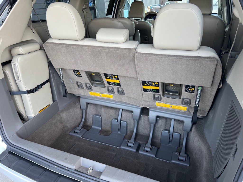 2013 Toyota Sienna Image 15