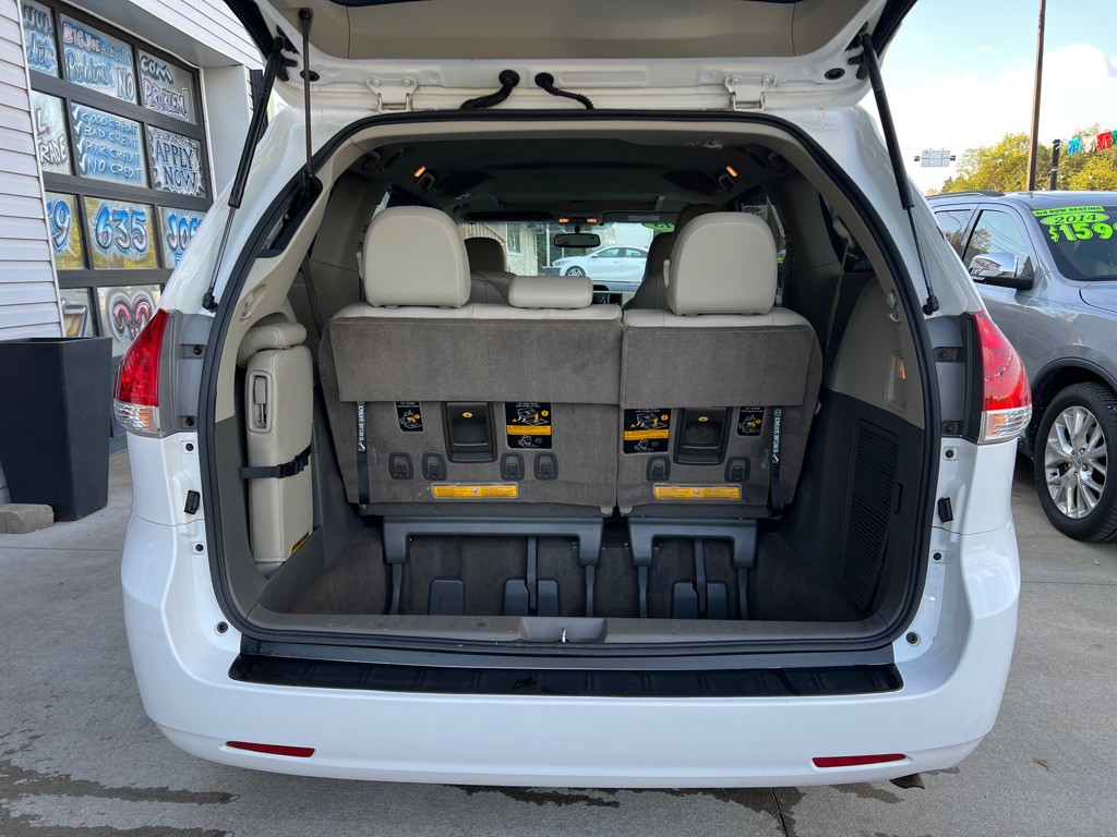 2013 Toyota Sienna Image 16