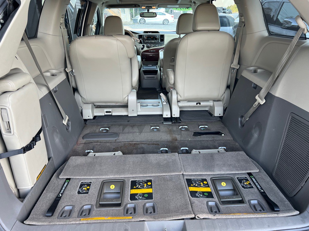 2013 Toyota Sienna Image 17