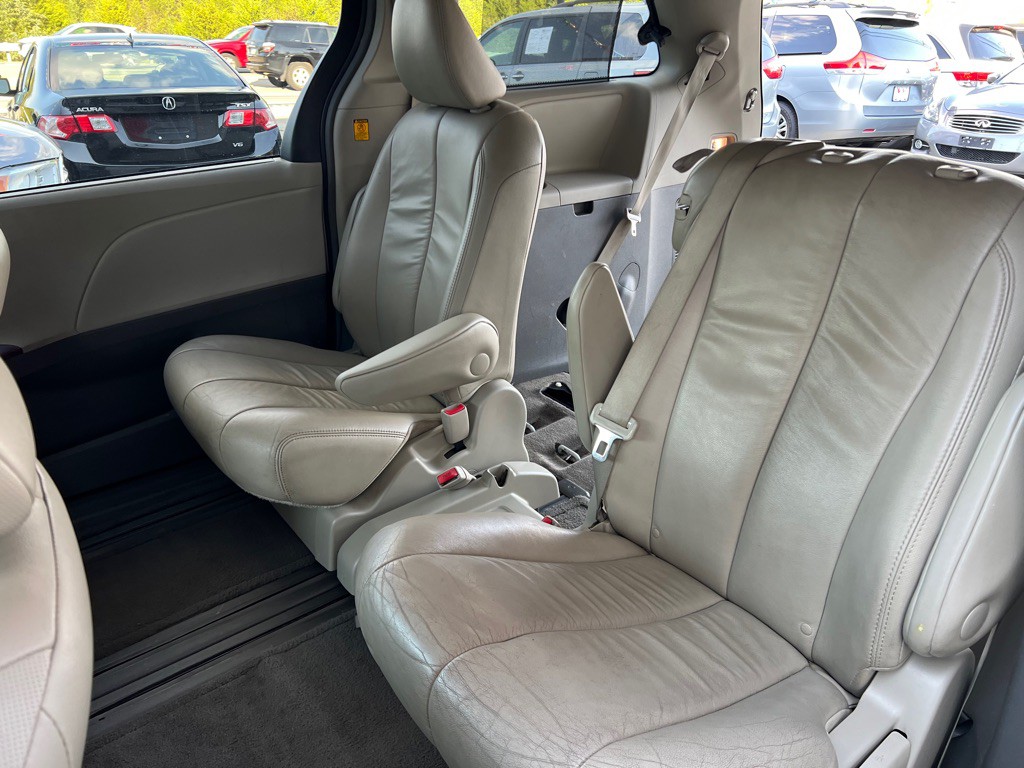 2013 Toyota Sienna Image 18
