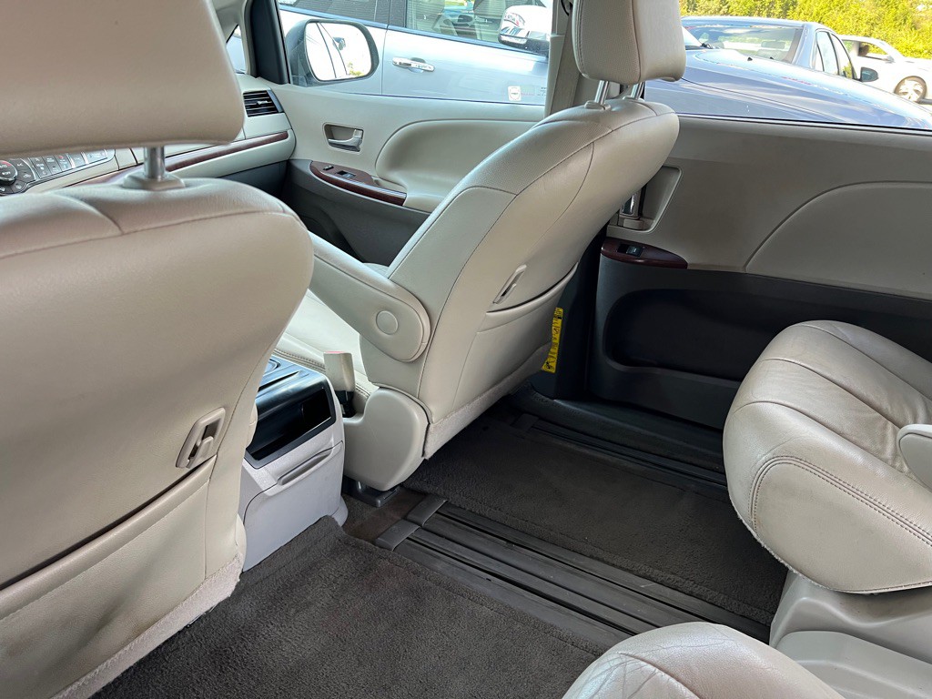 2013 Toyota Sienna Image 20