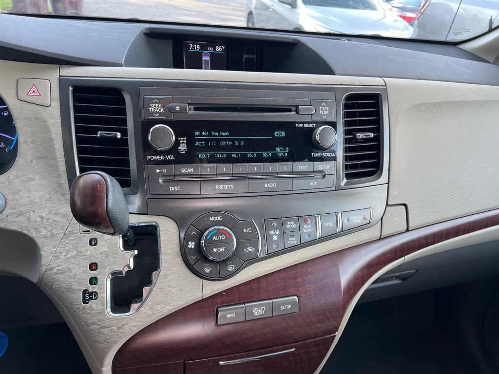 2013 Toyota Sienna Image 22