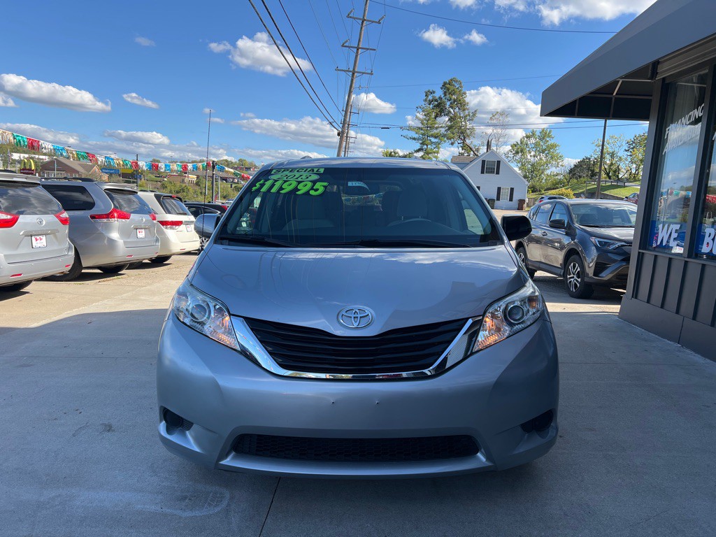 2013 Toyota Sienna Image 2
