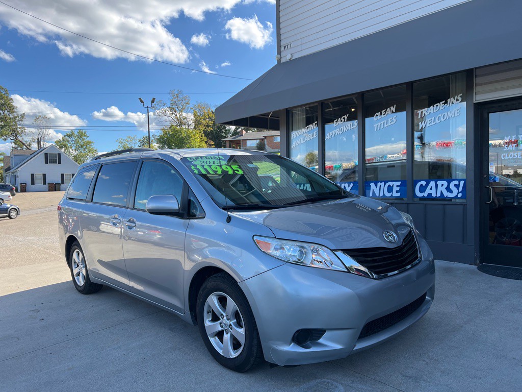 2013 Toyota Sienna Image 3