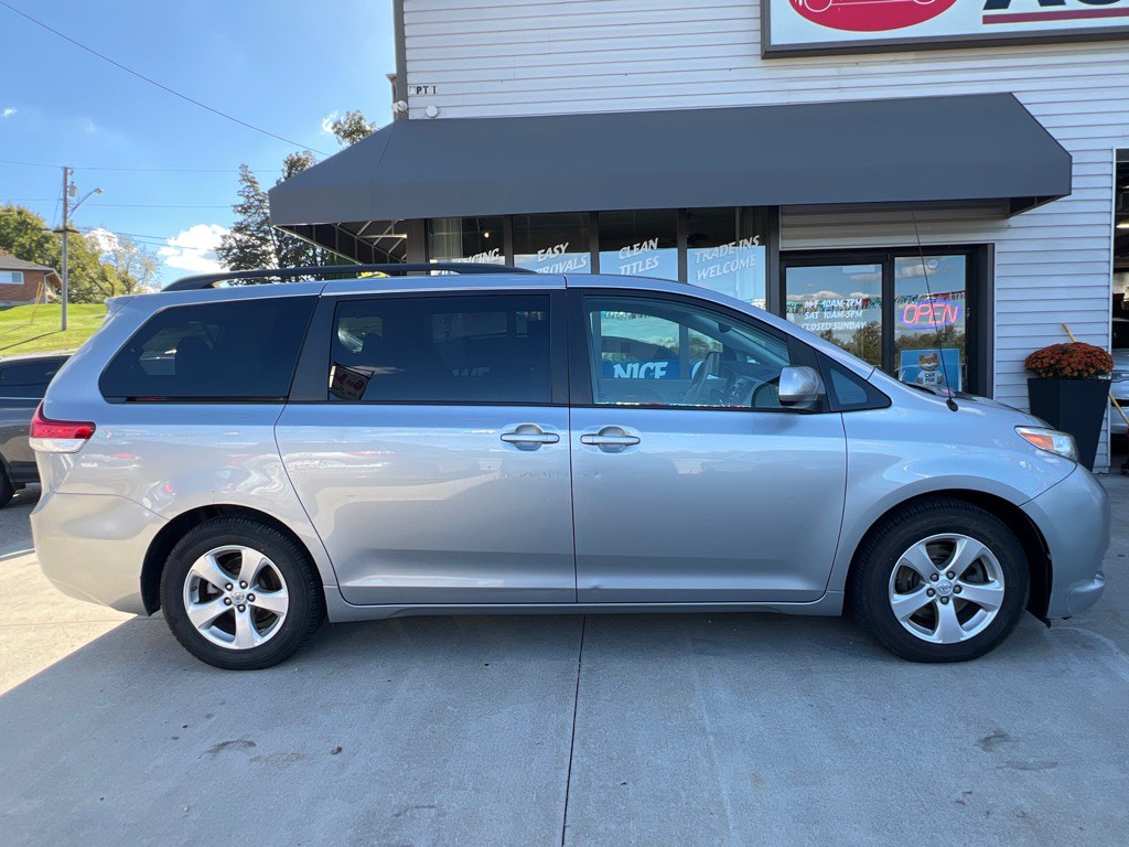 2013 Toyota Sienna Image 4